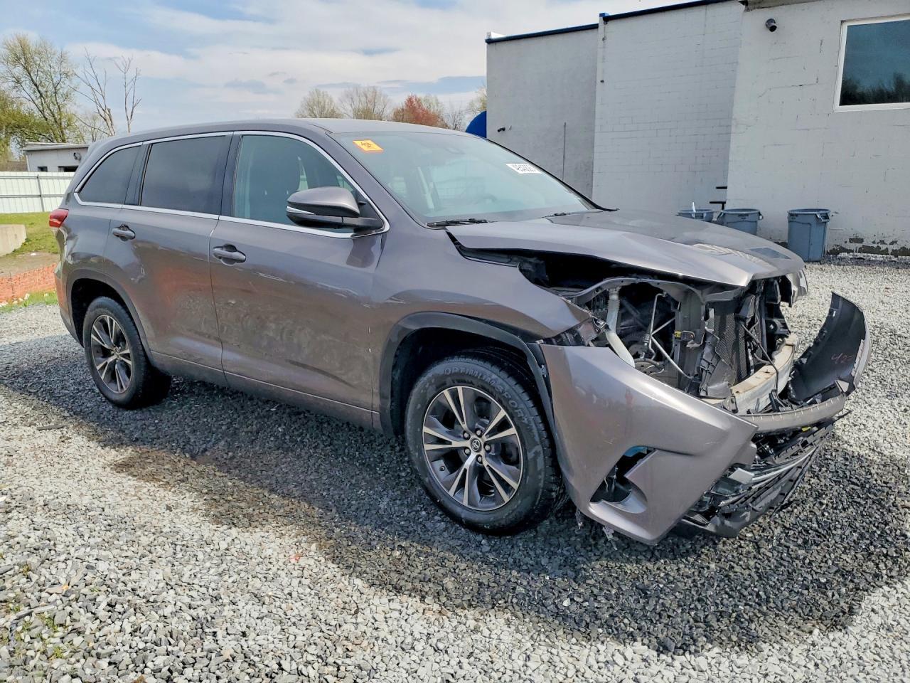 2017 Toyota Highlander Le - Фото 4