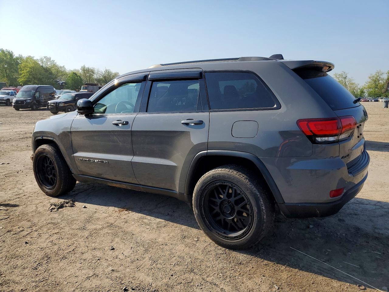 2019 Jeep Grand Cherokee Laredo - Фото 2