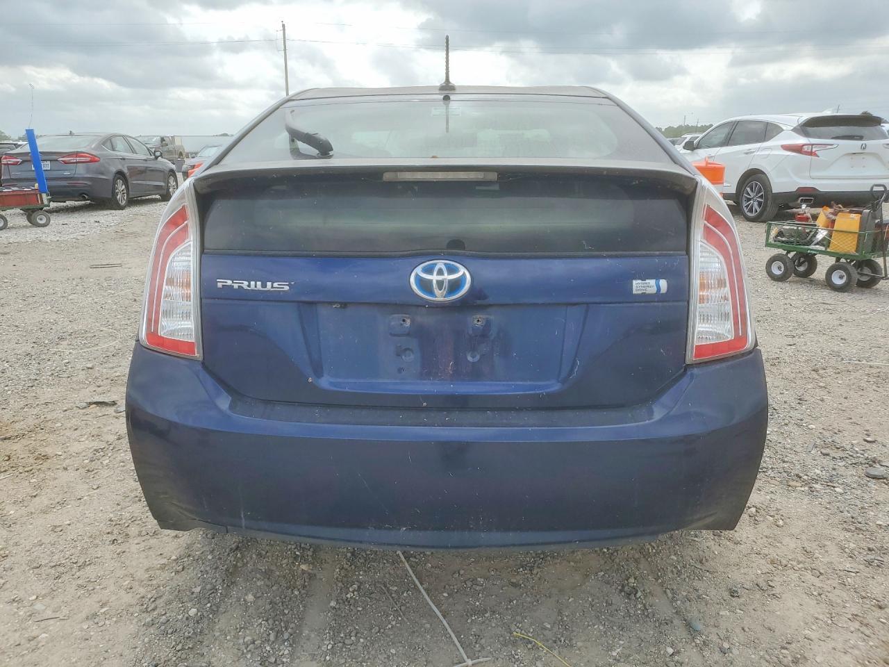 2013 Toyota Prius Three - Image 6