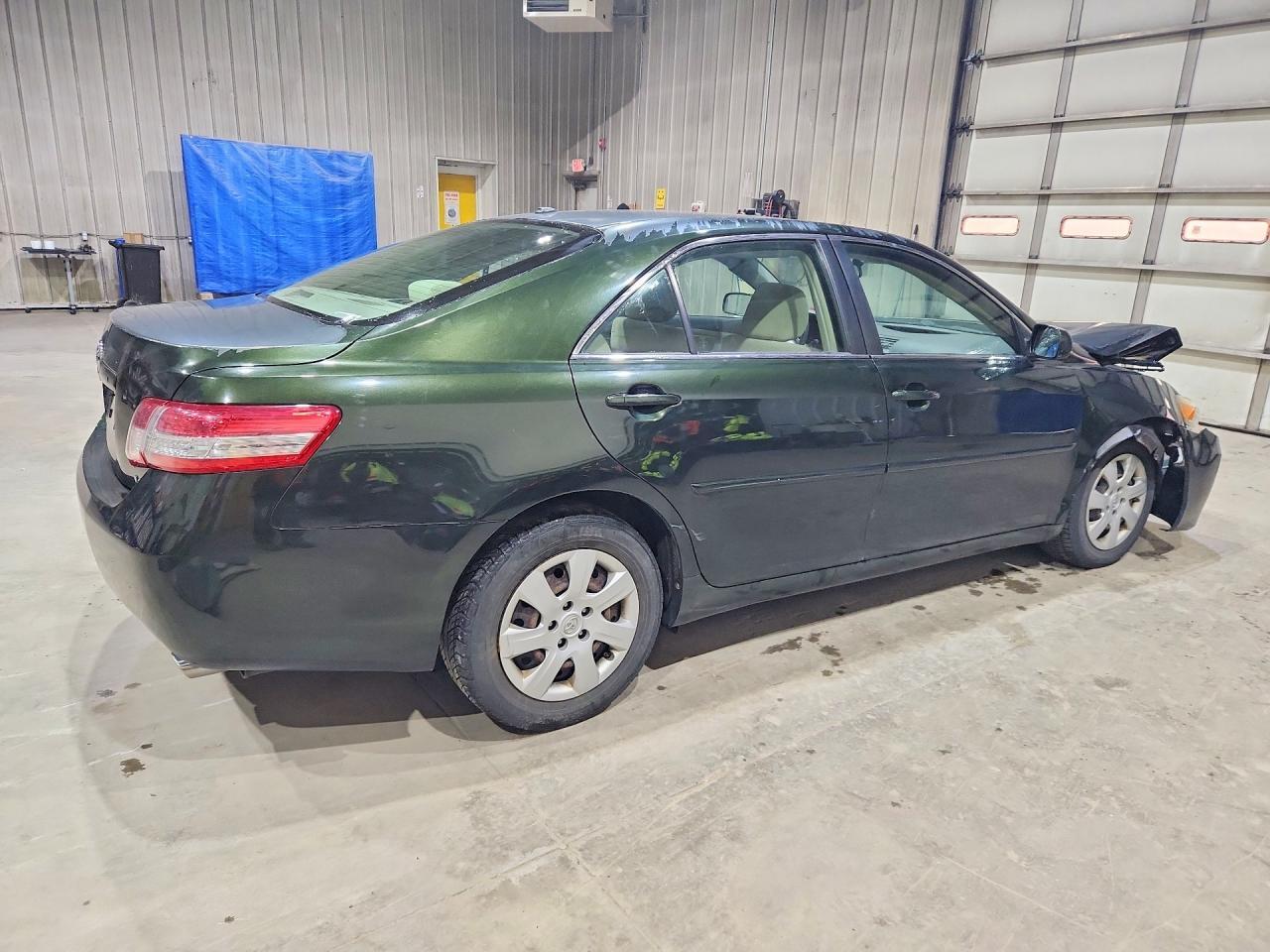 2010 Toyota Camry Le V6 - Фото 3