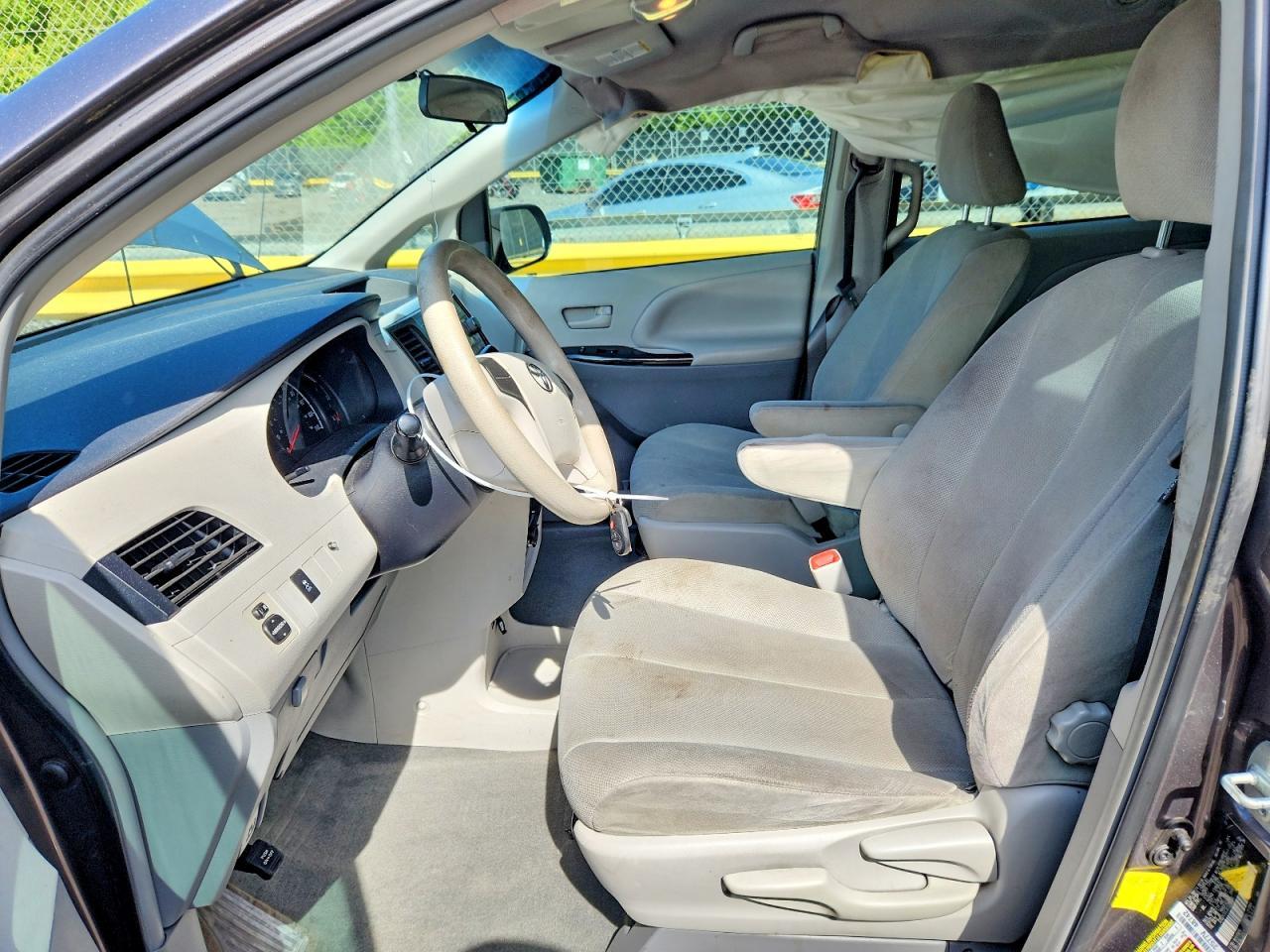 2012 Toyota Sienna Base 7-Passenger - Фото 7