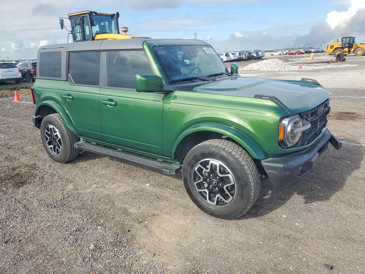 2024 Ford Bronco Outer Banks - Image 4