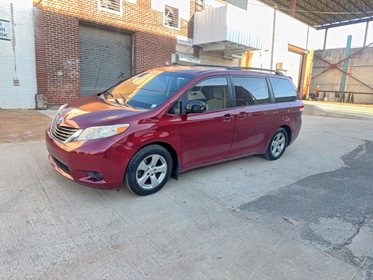 2011 Toyota Sienna Le - Image 2