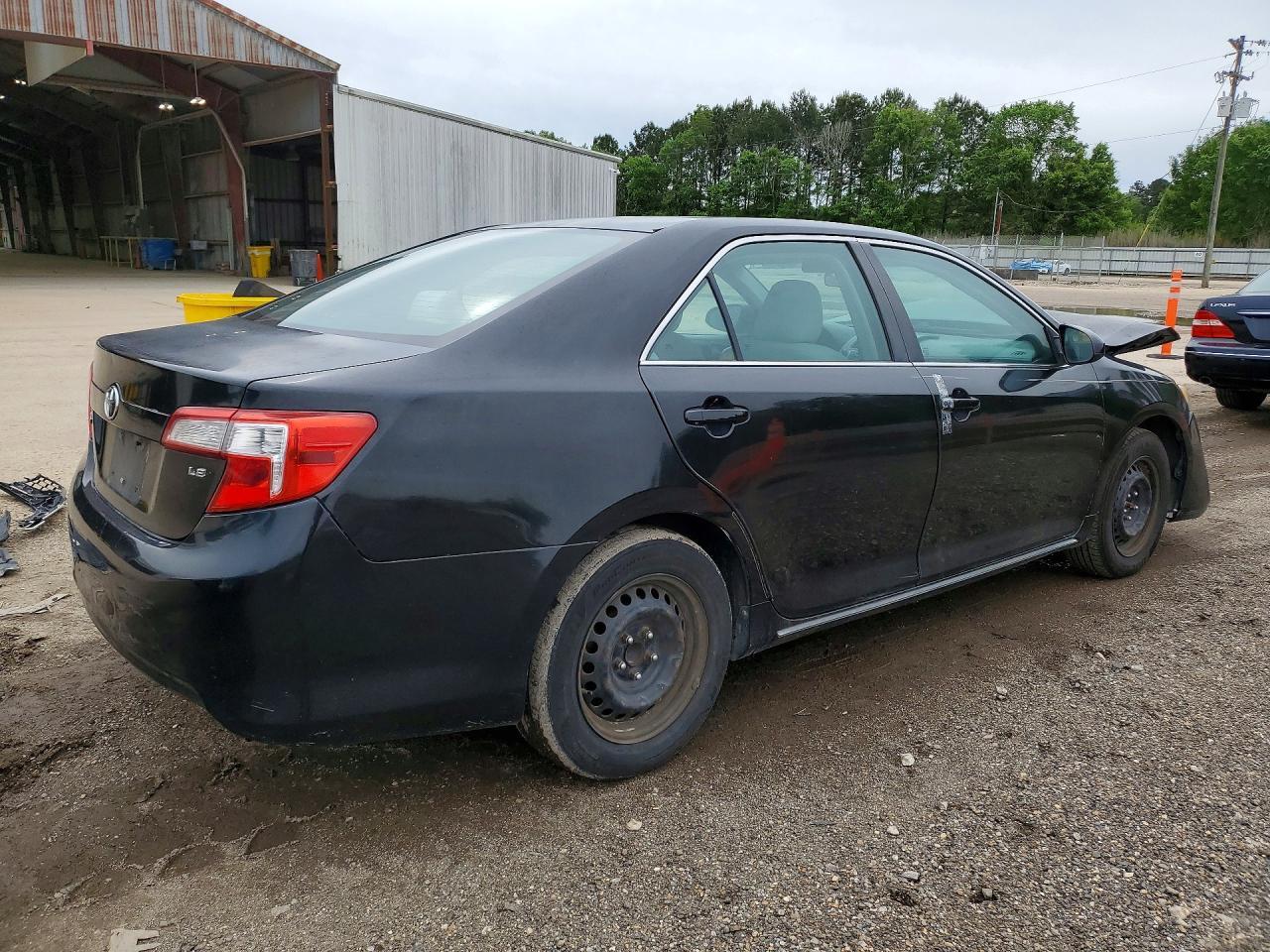 2014 Toyota Camry Le - Image 3