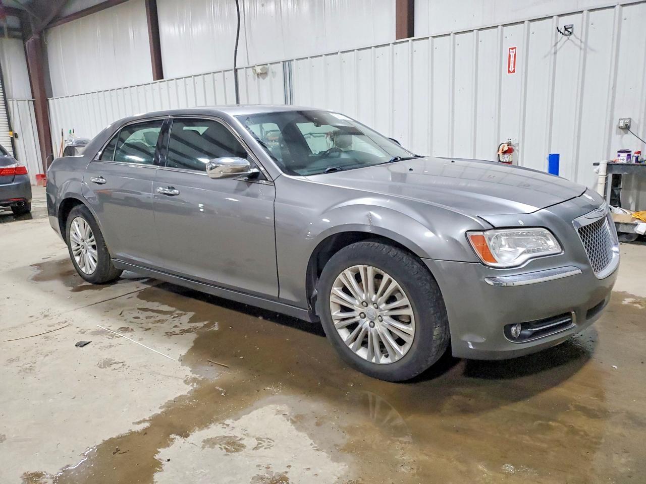 2011 Chrysler 300C - Фото 4