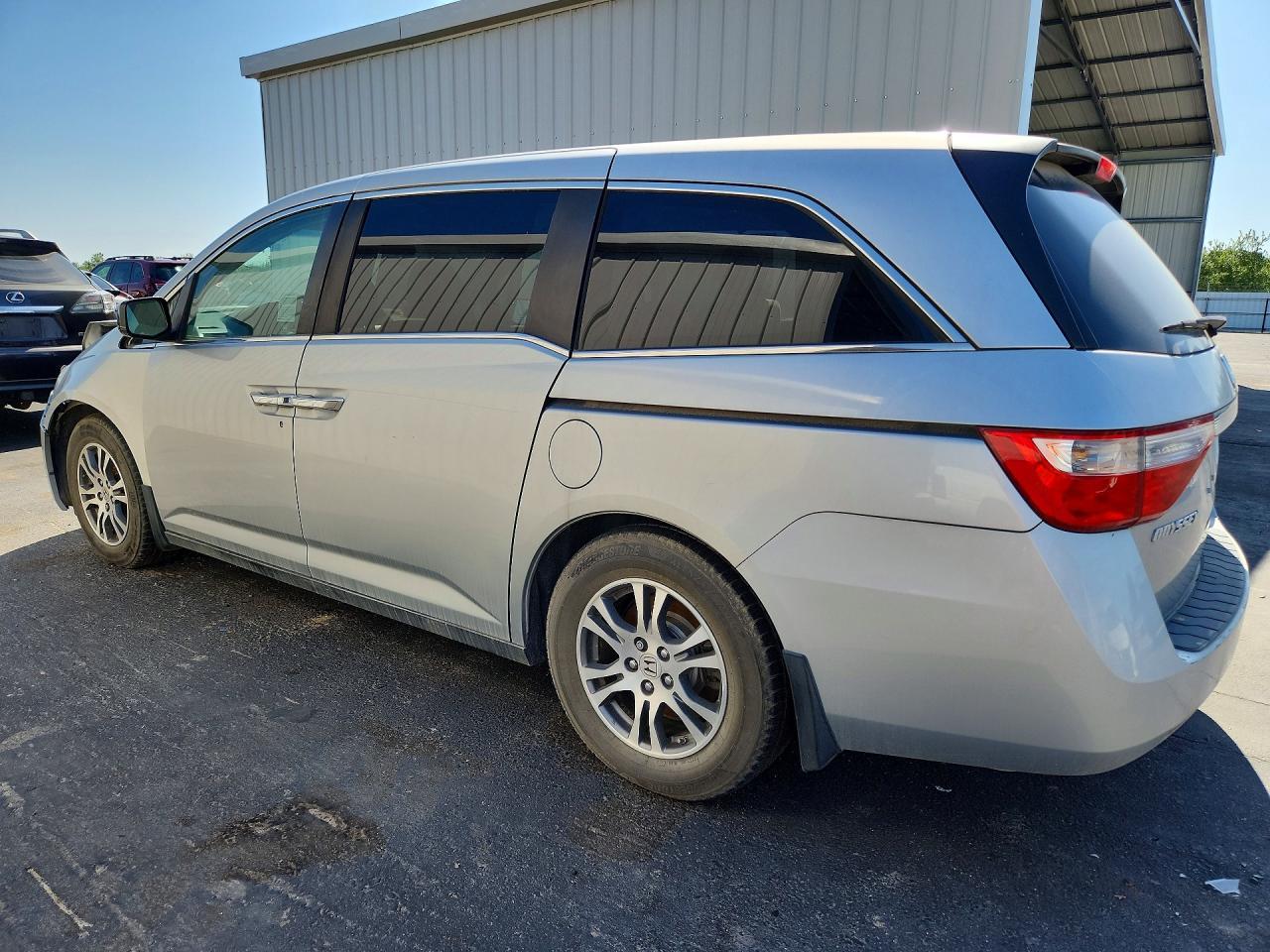2011 Honda Odyssey Ex - Image 2