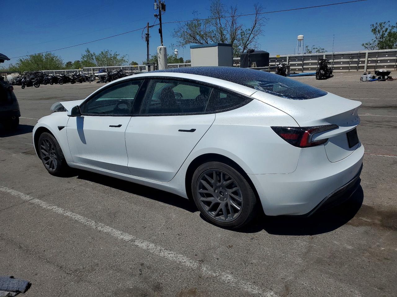 2025 Tesla Model 3 - Фото 2