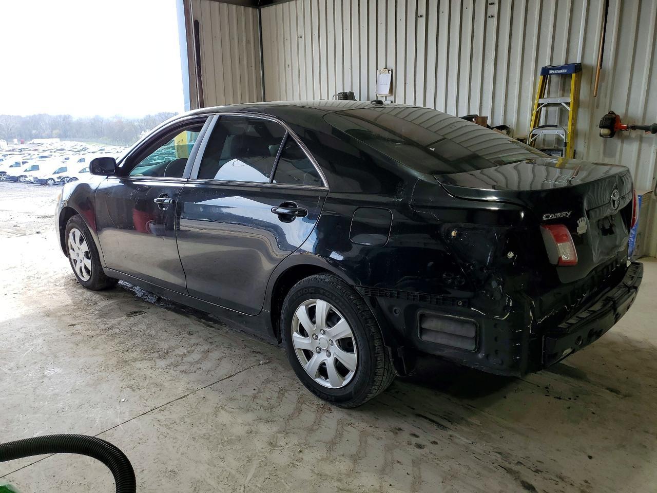 2011 Toyota Camry Le - Фото 2