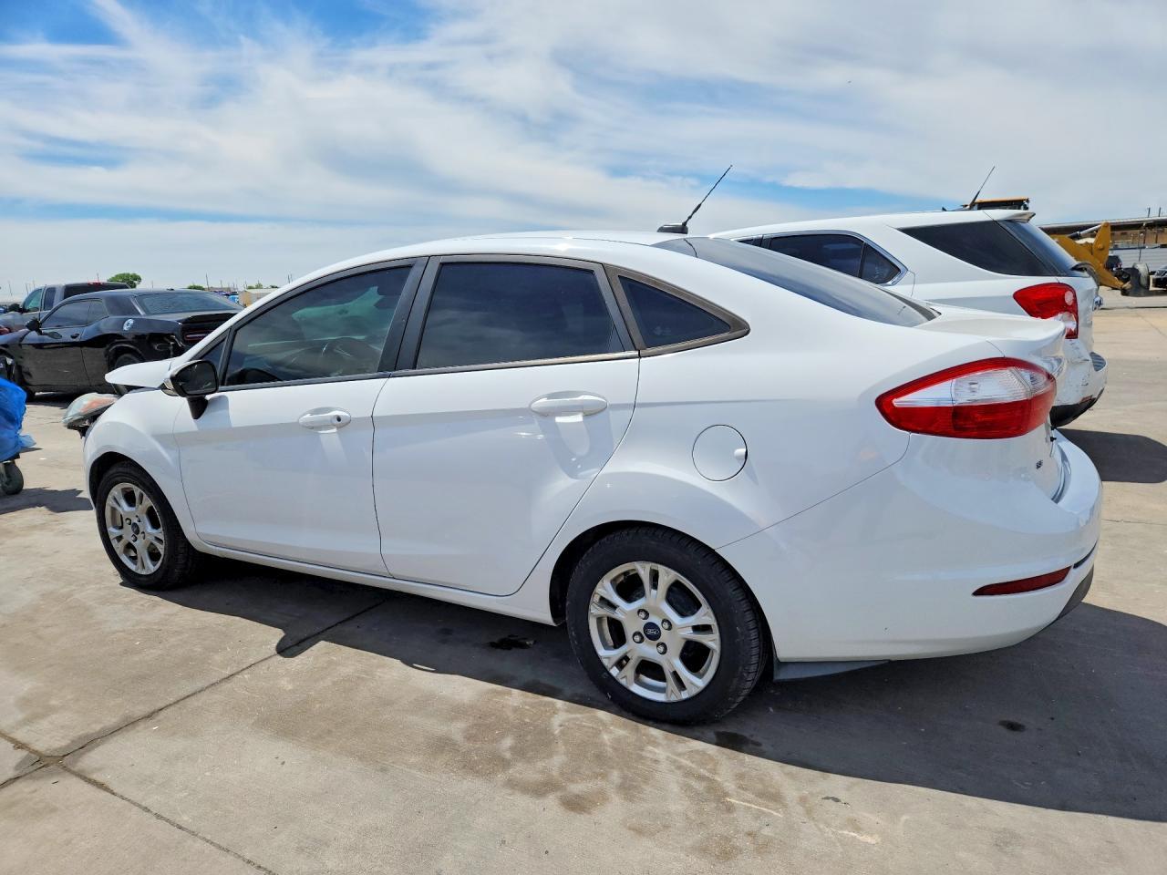 2015 Ford Fiesta Se - Image 2
