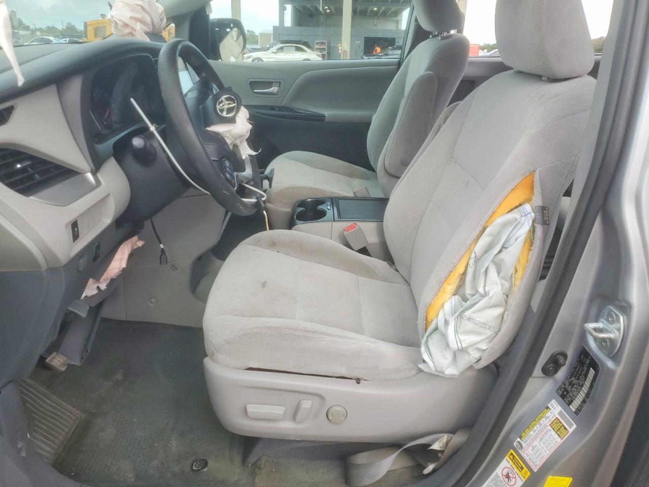 2016 Toyota Sienna Le 8-Passenger - Фото 7