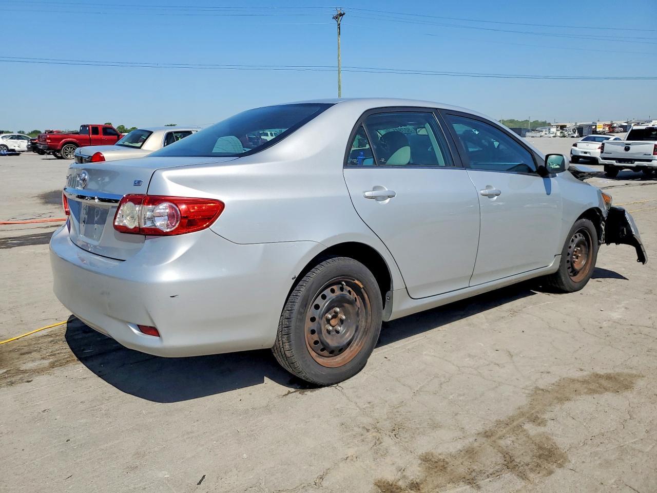 2013 Toyota Corolla Le - Фото 3