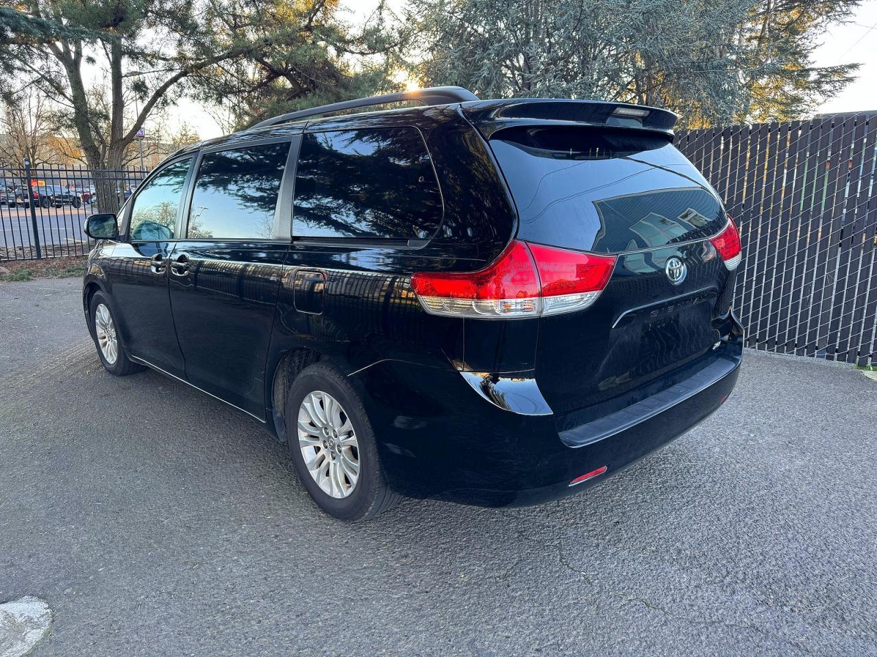 2014 Toyota Sienna Xle 8-Passenger - Фото 3