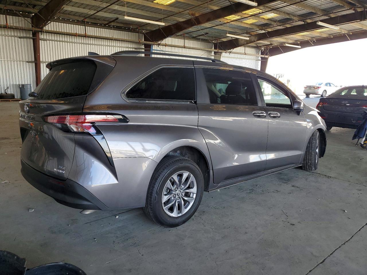 2021 Toyota Sienna Xle - Image 3