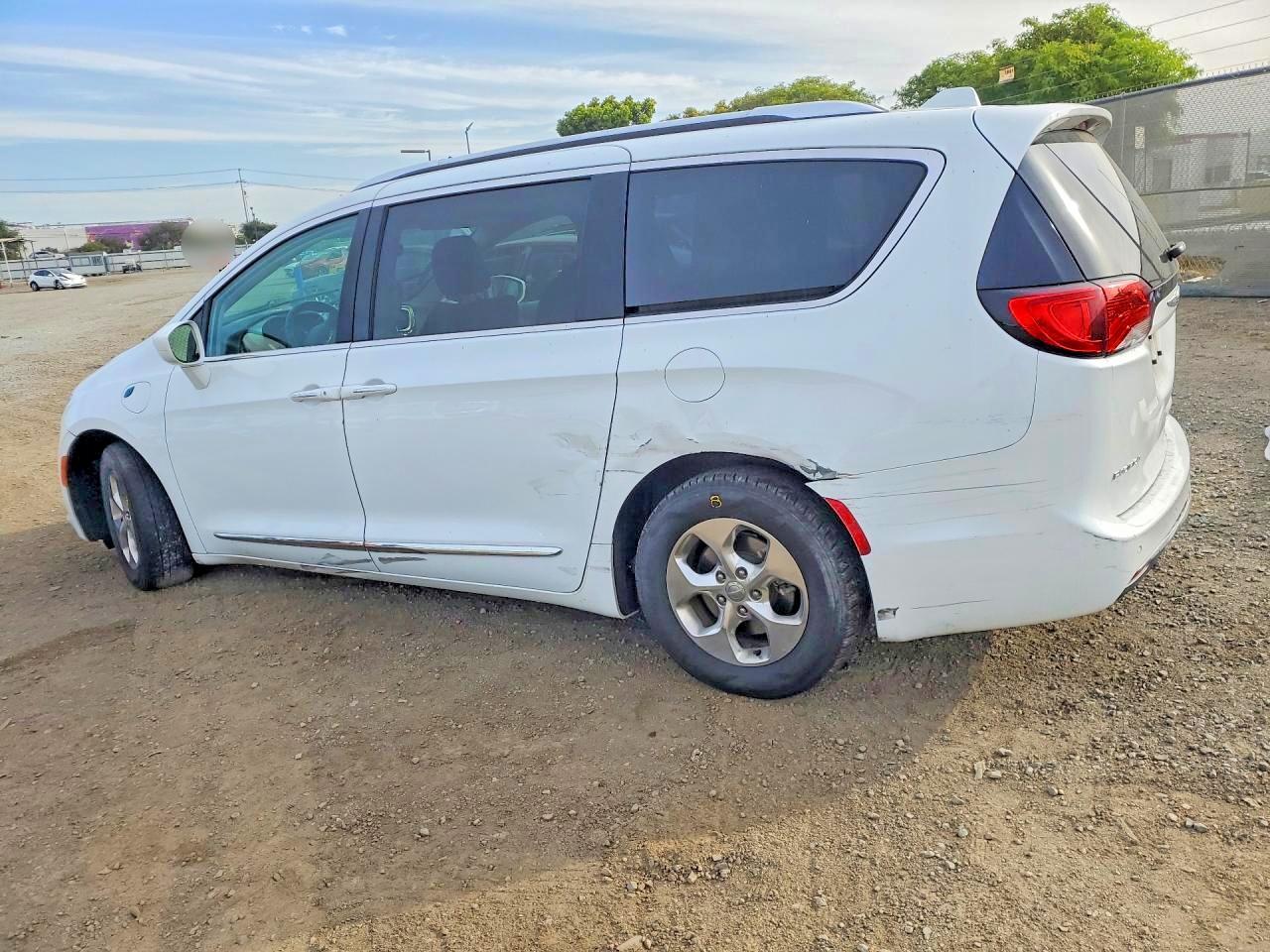 2018 Chrysler Pacifica Hybrid Touring L - Фото 2