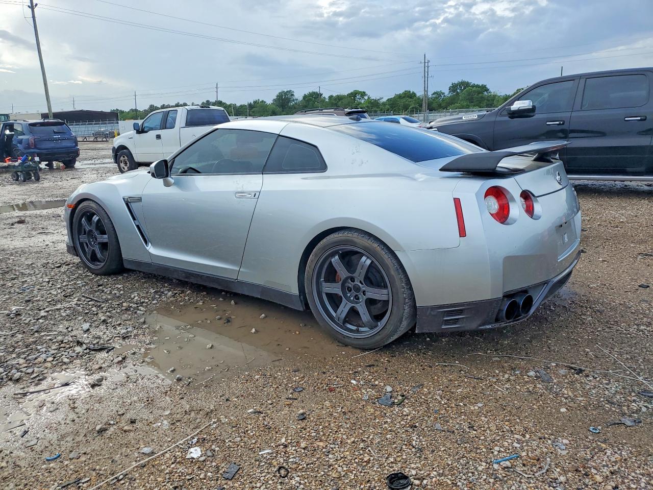 2014 Nissan Gt-R Track Edition - Image 2