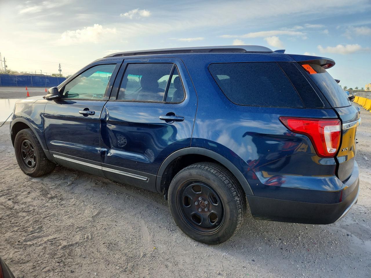 2017 Ford Explorer Xlt - Фото 2
