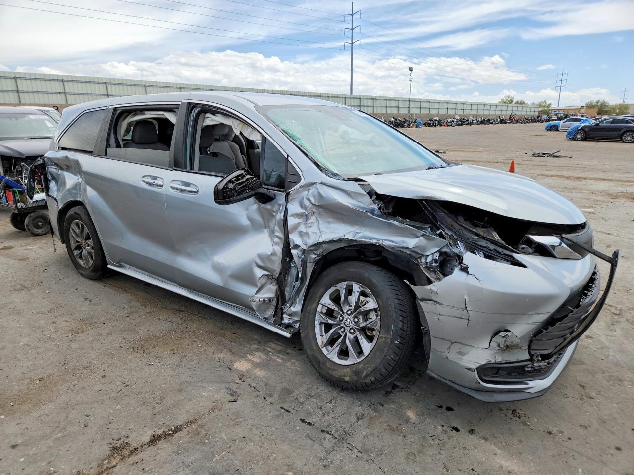 2021 Toyota Sienna Le - Image 4