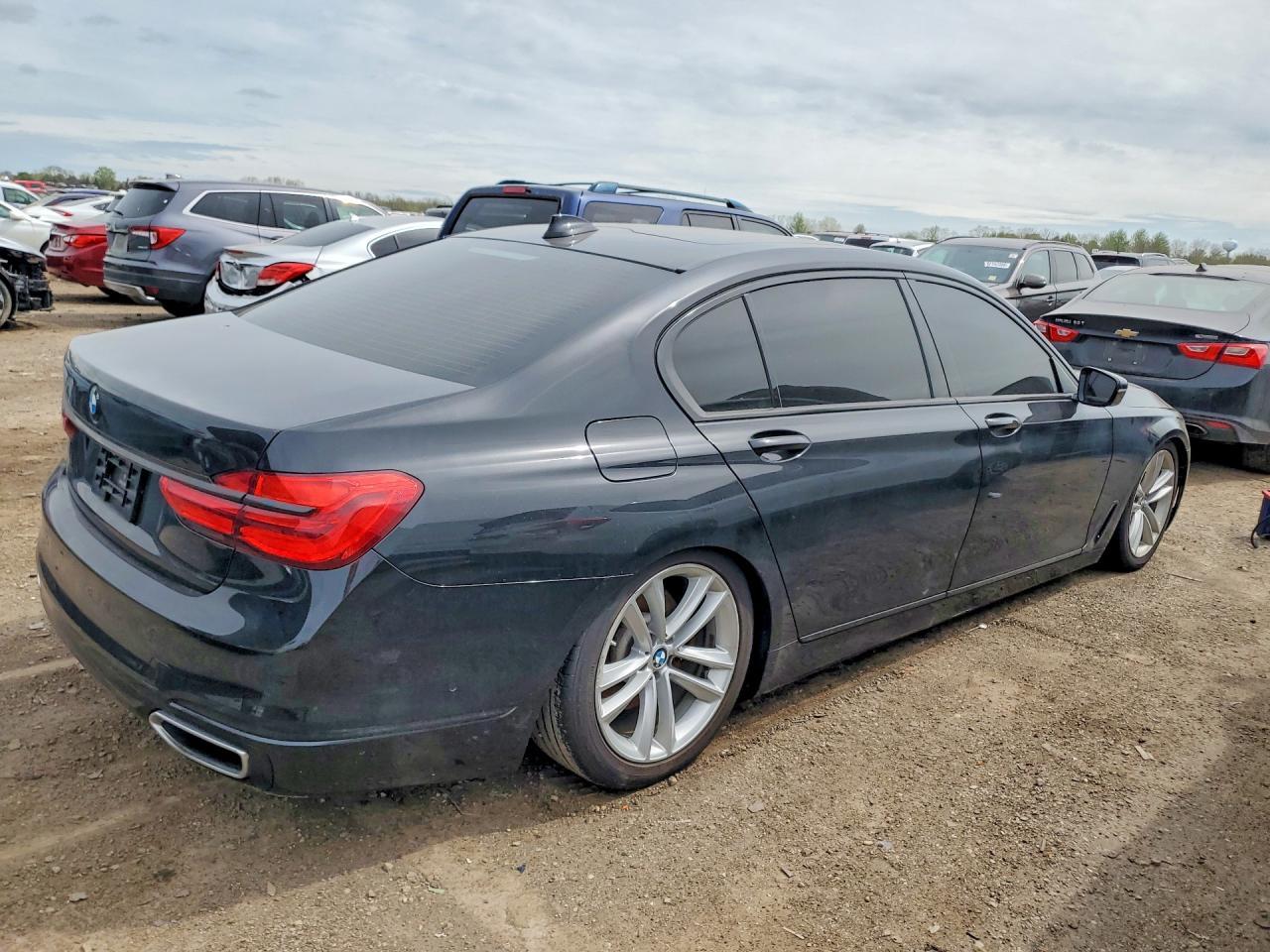 2018 BMW 750 Xi - Фото 3
