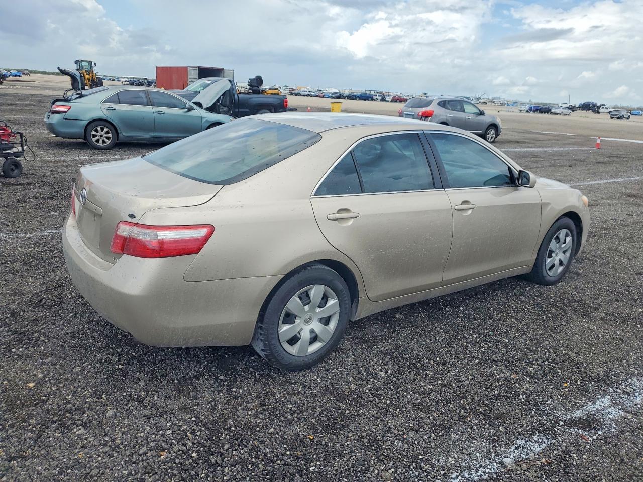 2009 Toyota Camry Le - Image 3