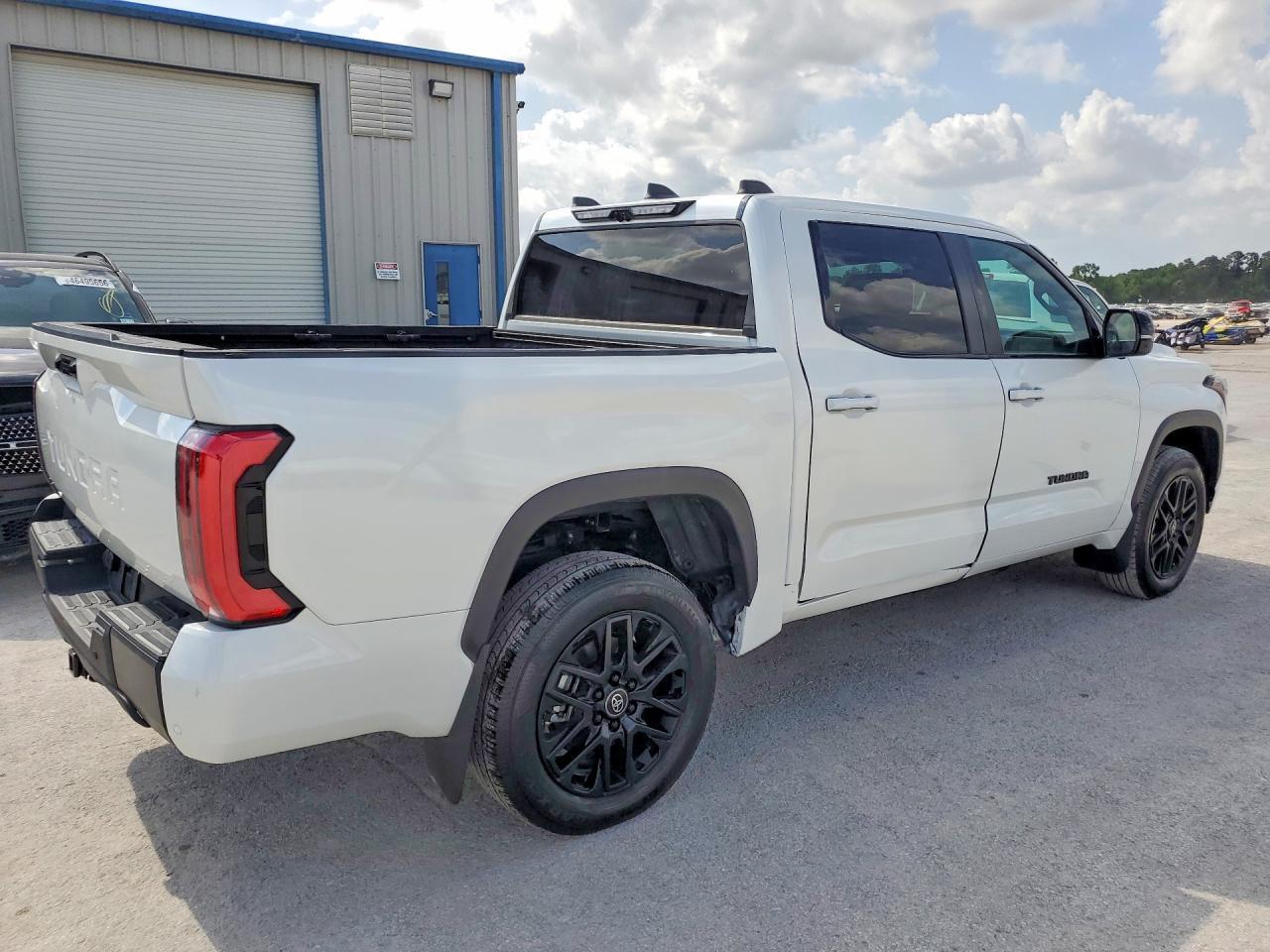 2025 Toyota Tundra Limited V8 - Фото 3