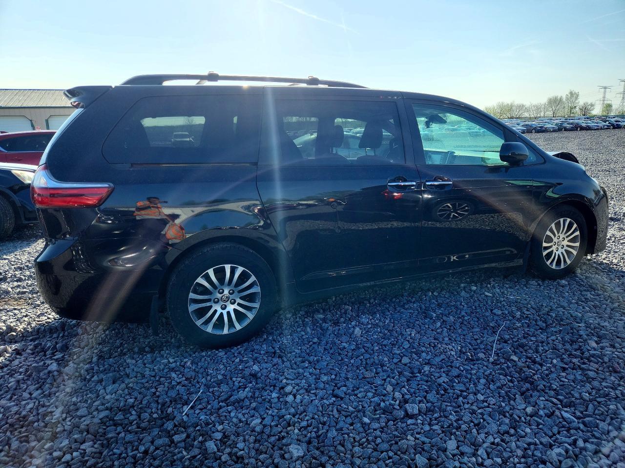 2020 Toyota Sienna Xle Premium 8-Passenger - Image 3