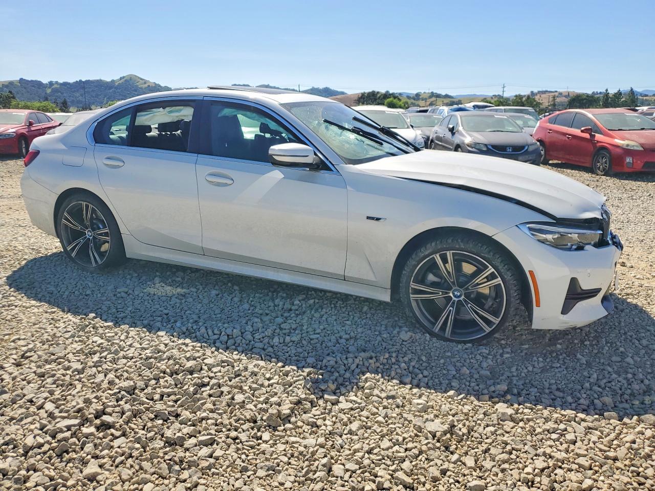 2022 BMW 330E - Фото 4