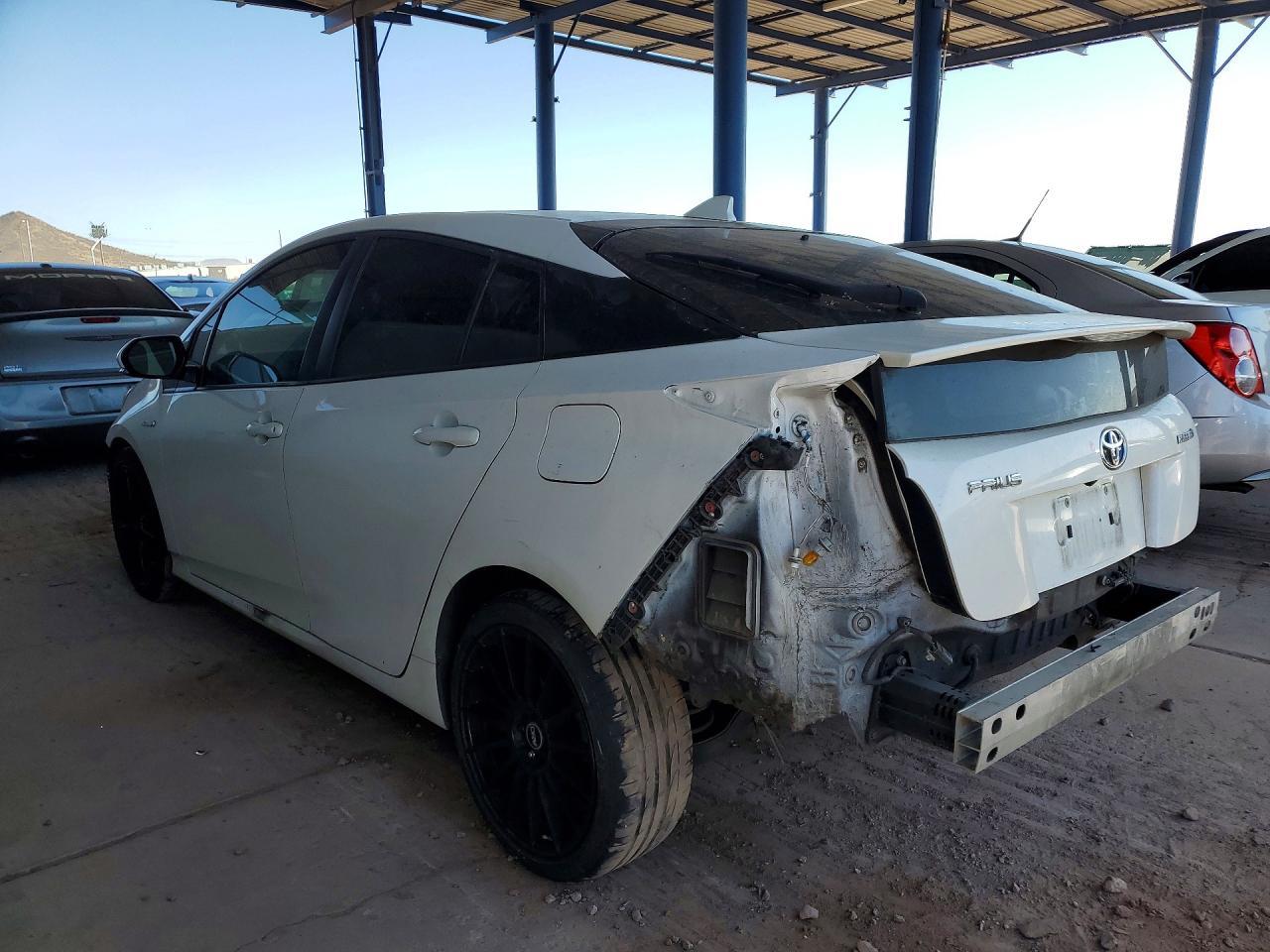 2016 Toyota Prius Three - Фото 2