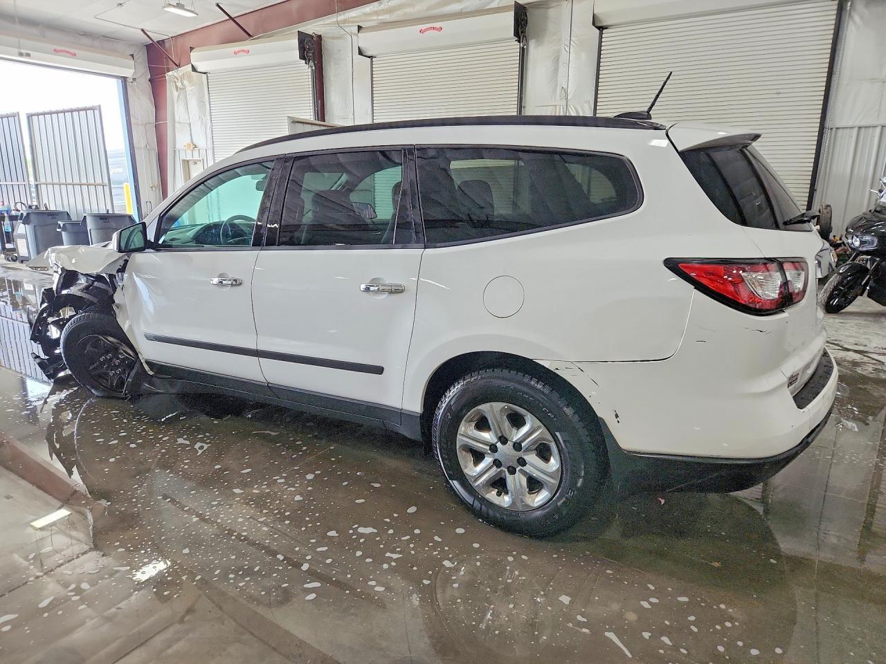 2016 Chevrolet Traverse Ls - Фото 2