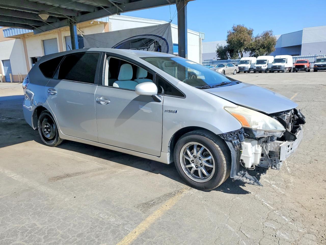 2013 Toyota Prius V Three - Фото 4