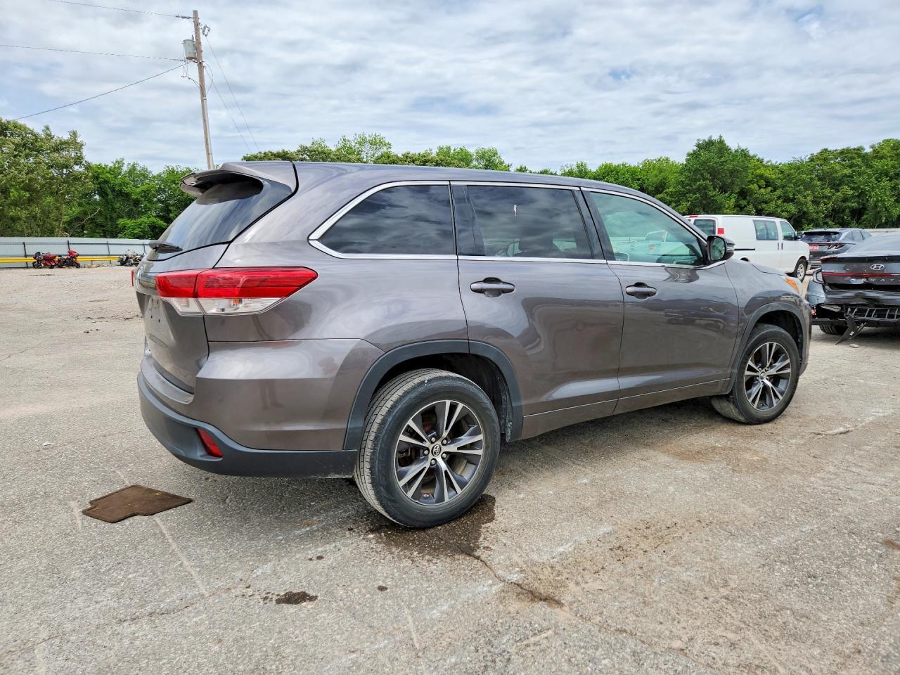 2018 Toyota Highlander Le - Фото 3