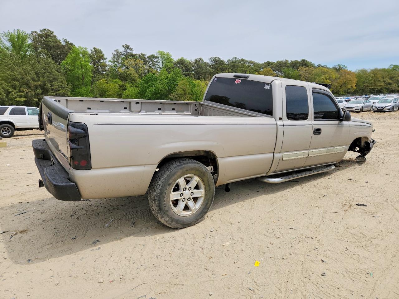 2004 Chevrolet Silverado C1500 - Image 3