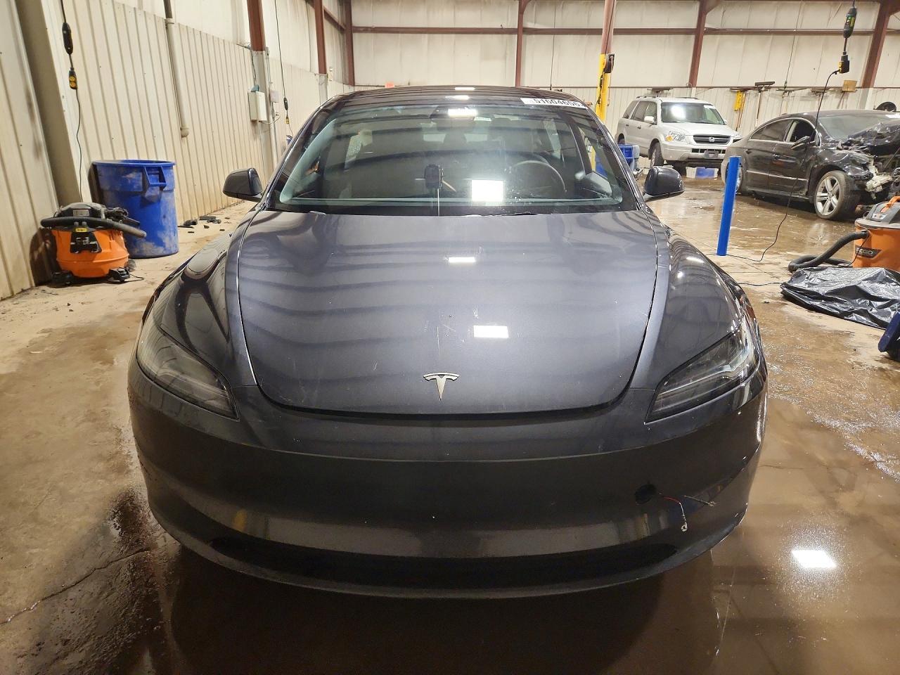 2025 Tesla Model 3 - Фото 5