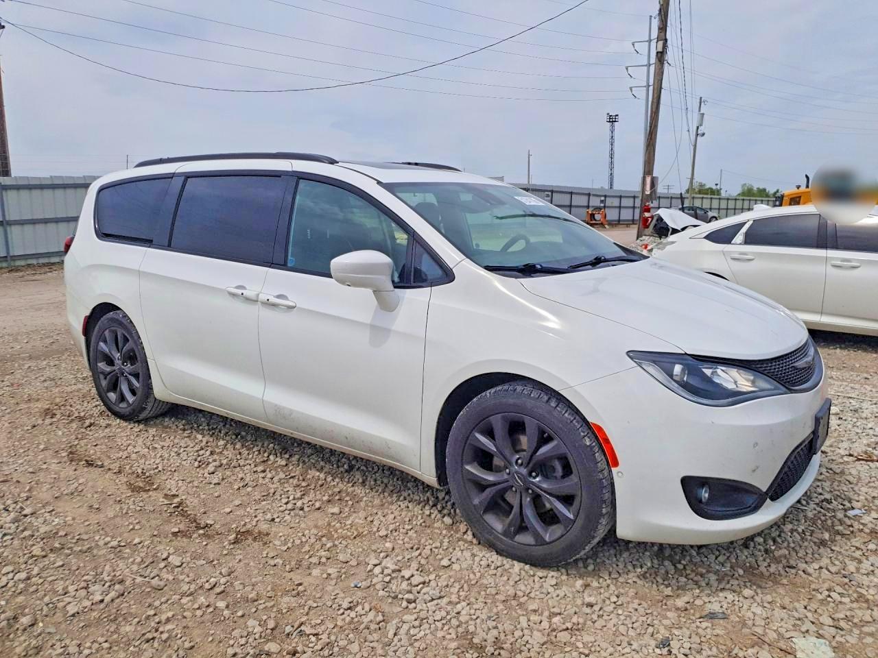 2018 Chrysler Pacifica Touring L Plus - Image 4