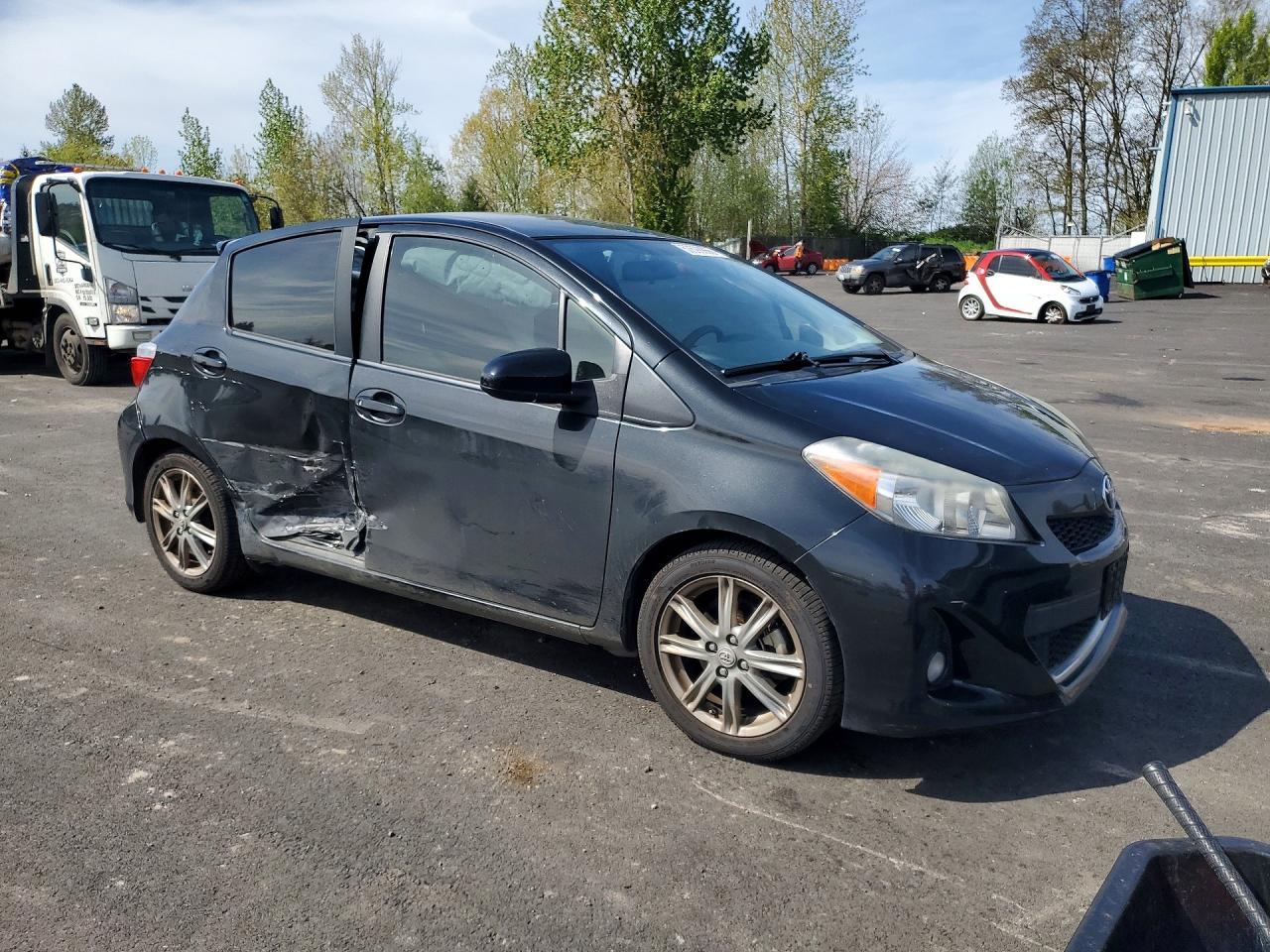 2013 Toyota Yaris 5-Door Se - Фото 4