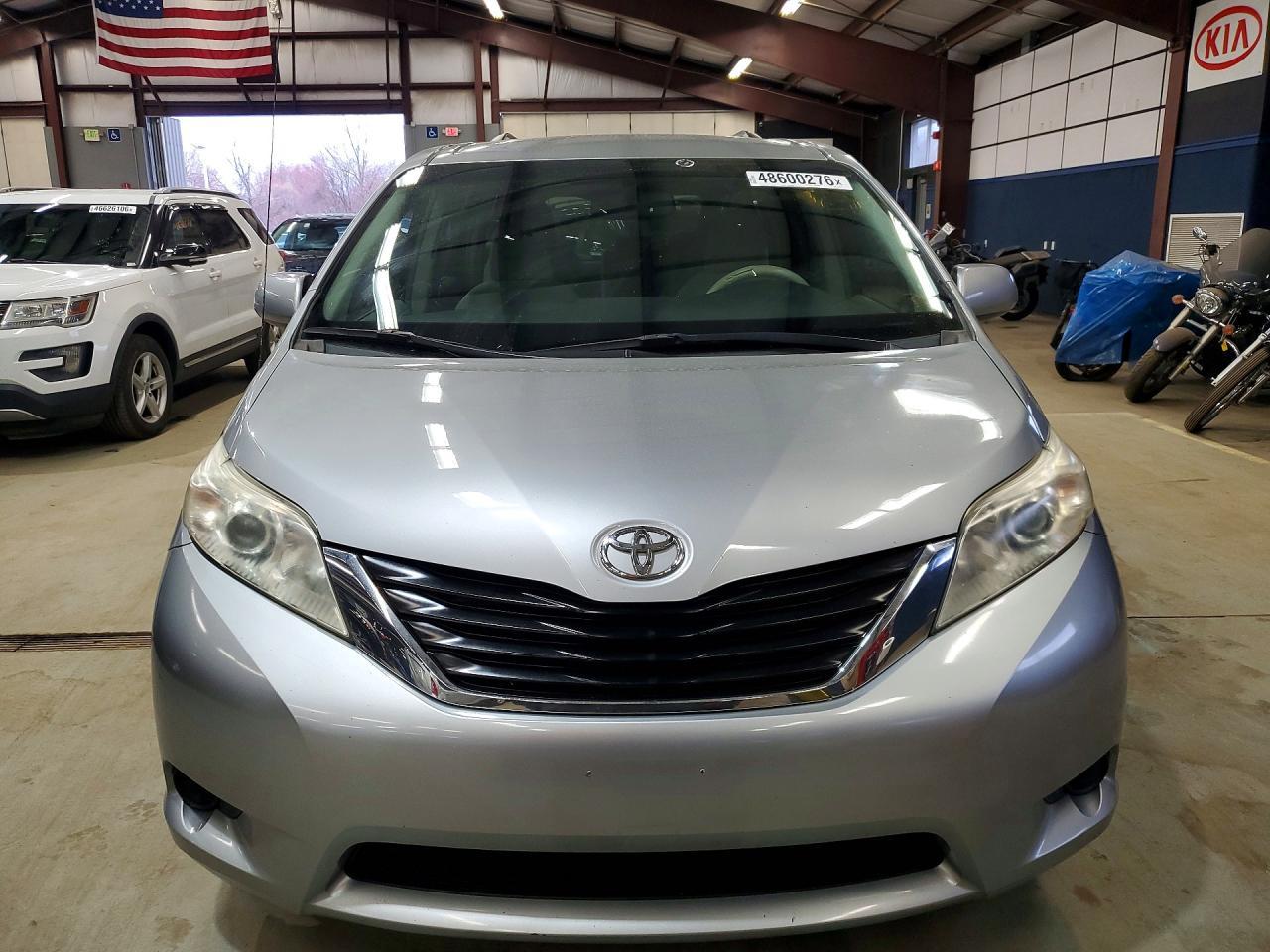 2011 Toyota Sienna Le 8-Passenger - Image 5