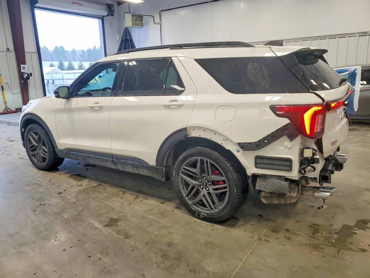 2025 Ford Explorer St - Image 2