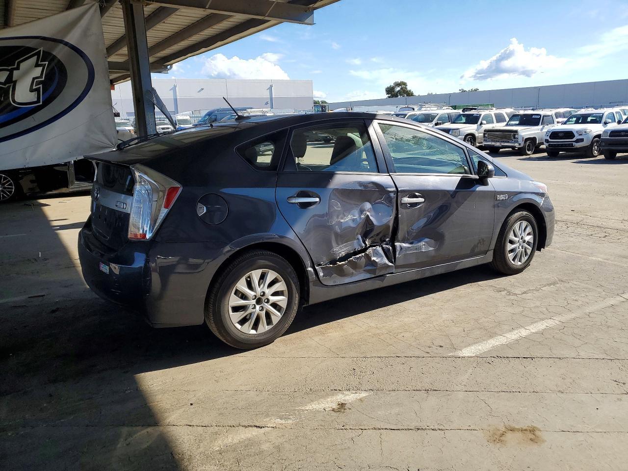 2015 Toyota Prius Plug-In Hybrid Base - Image 3