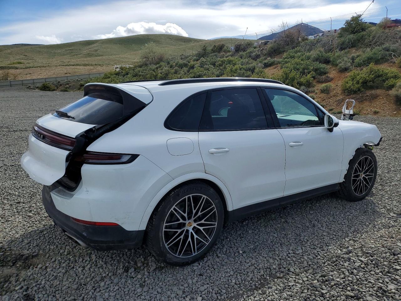 2024 Porsche Cayenne - Image 3