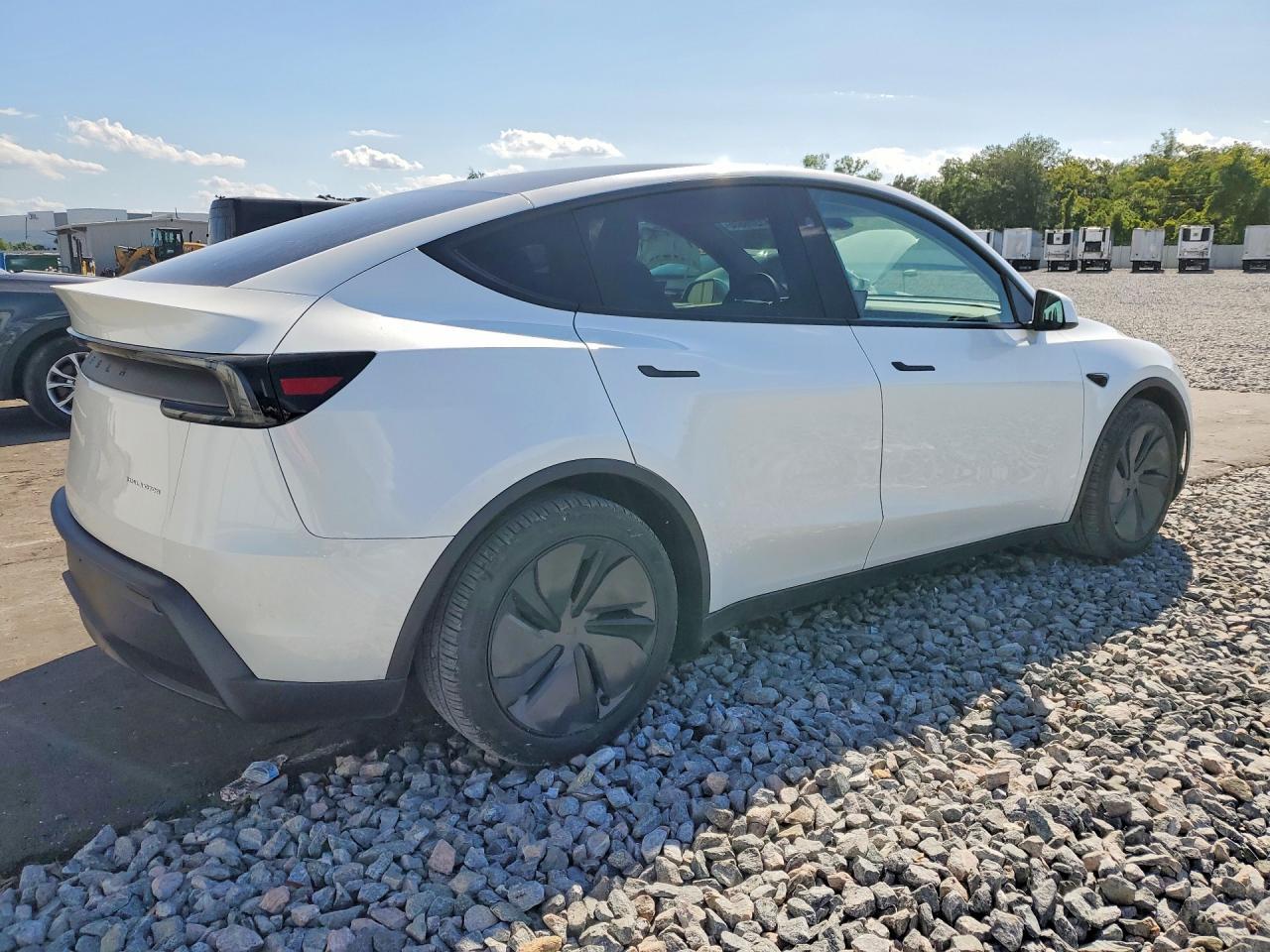 2026 Tesla Model Y - Фото 3