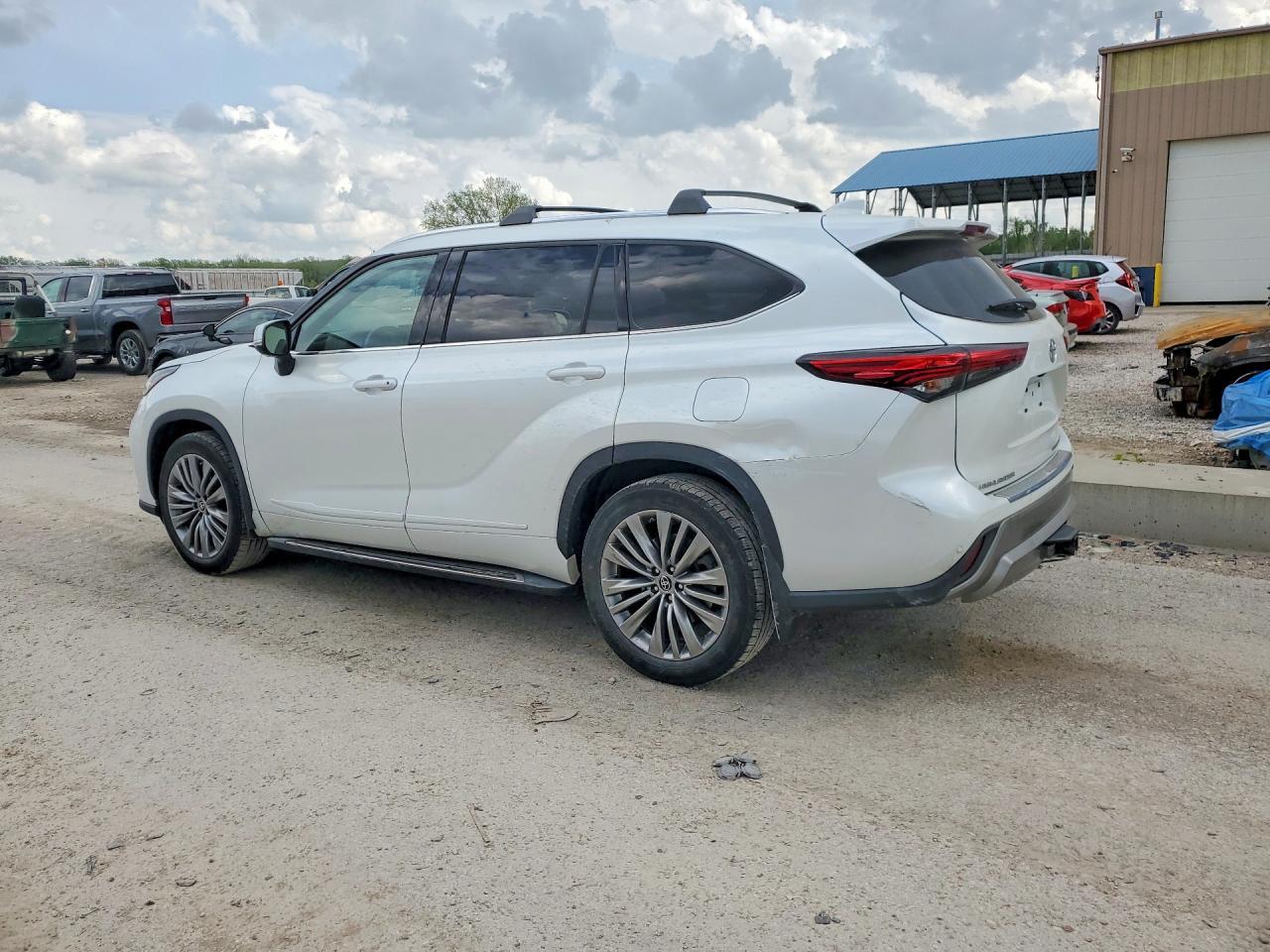 2022 Toyota Highlander Platinum - Фото 2