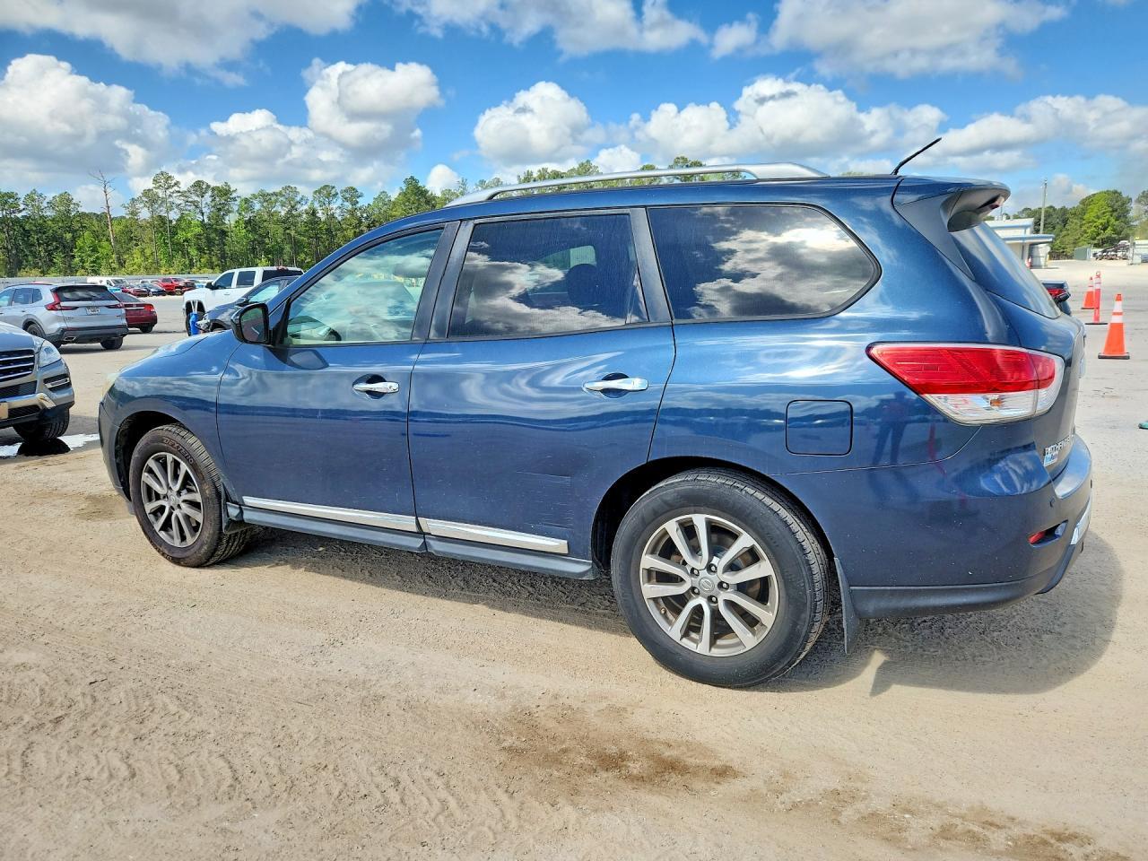 2013 Nissan Pathfinder S - Фото 2