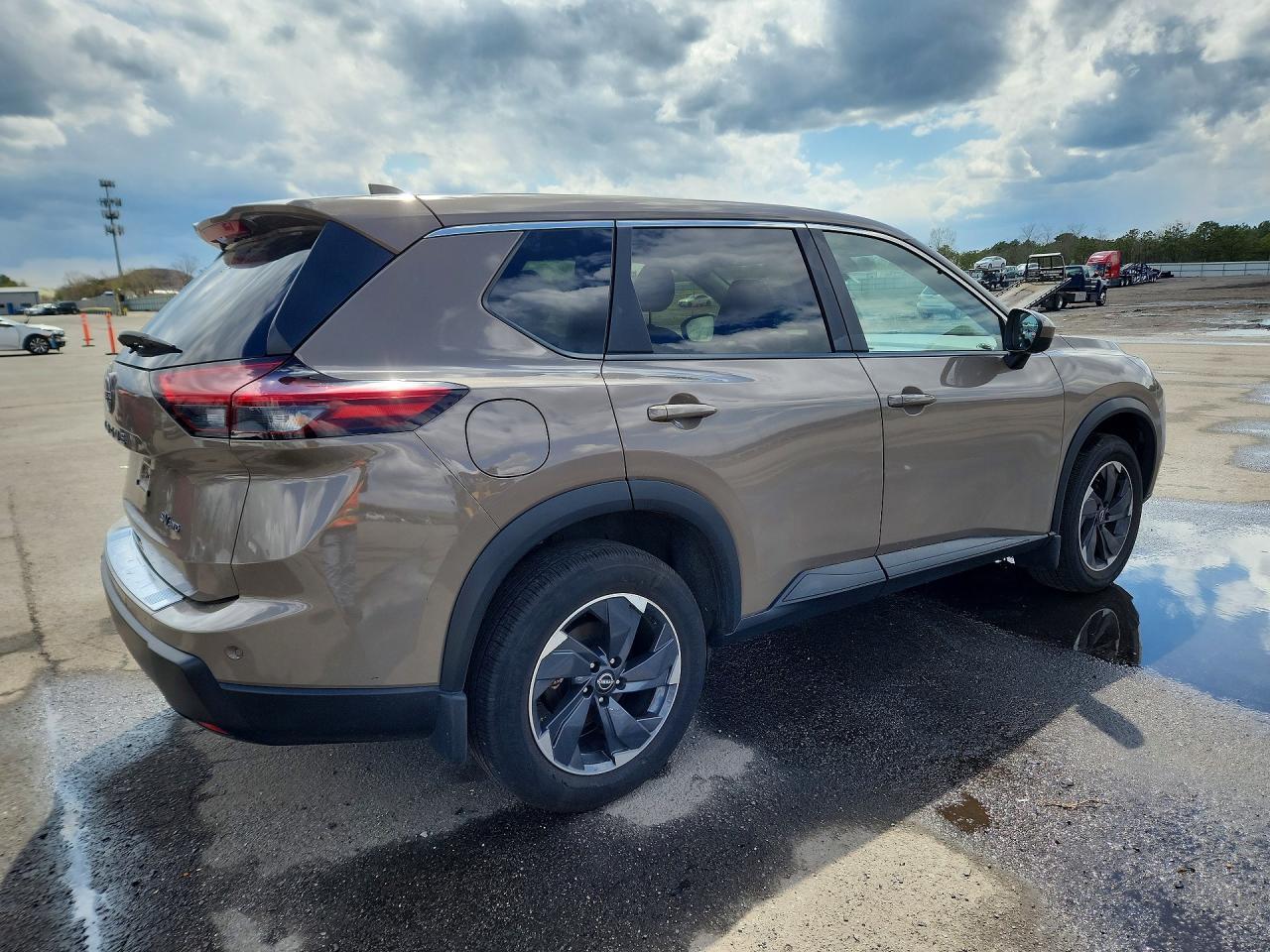 2024 Nissan Rogue Sv - Image 3