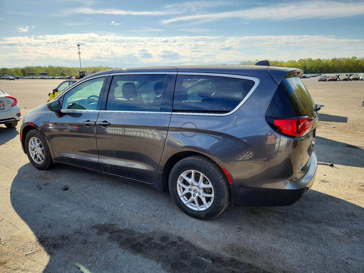 2023 Chrysler Voyager Lx - Фото 2