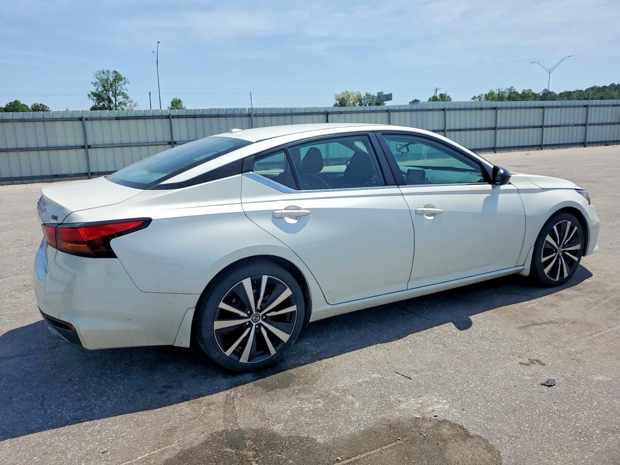2020 Nissan Altima Sr - Фото 3