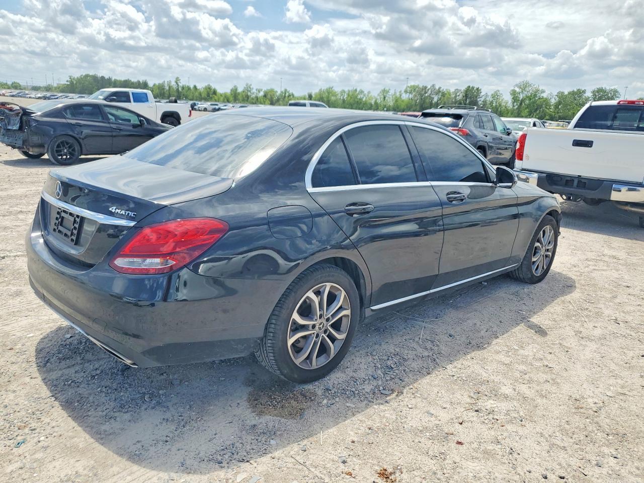 2017 Mercedes-Benz C 300 4Matic - Фото 3