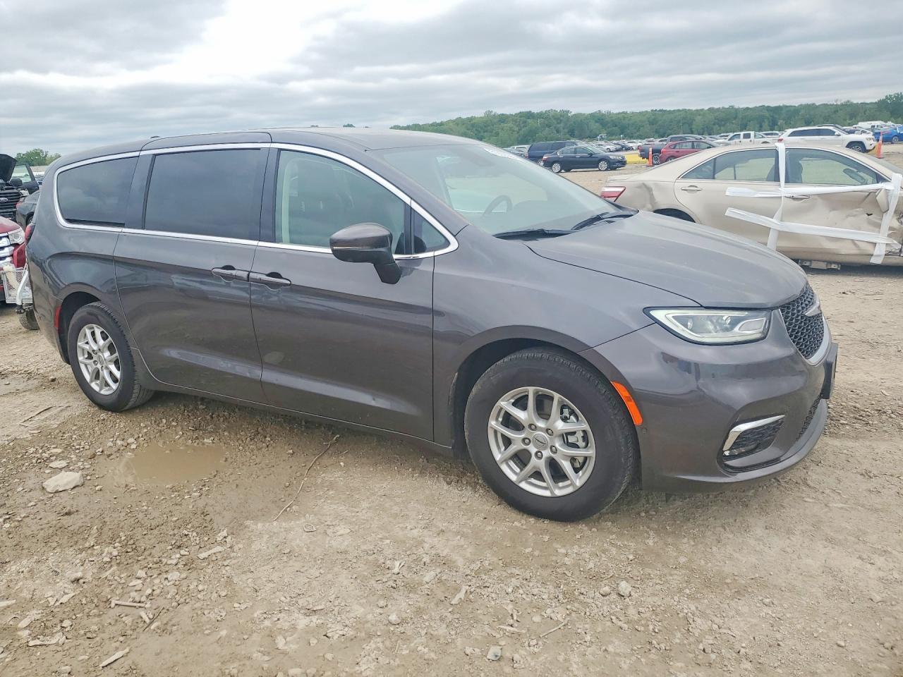 2023 Chrysler Pacifica Touring L - Image 4