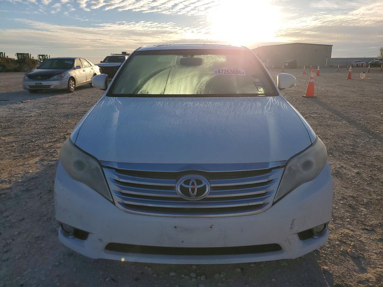 2011 Toyota Avalon Limited - Image 5
