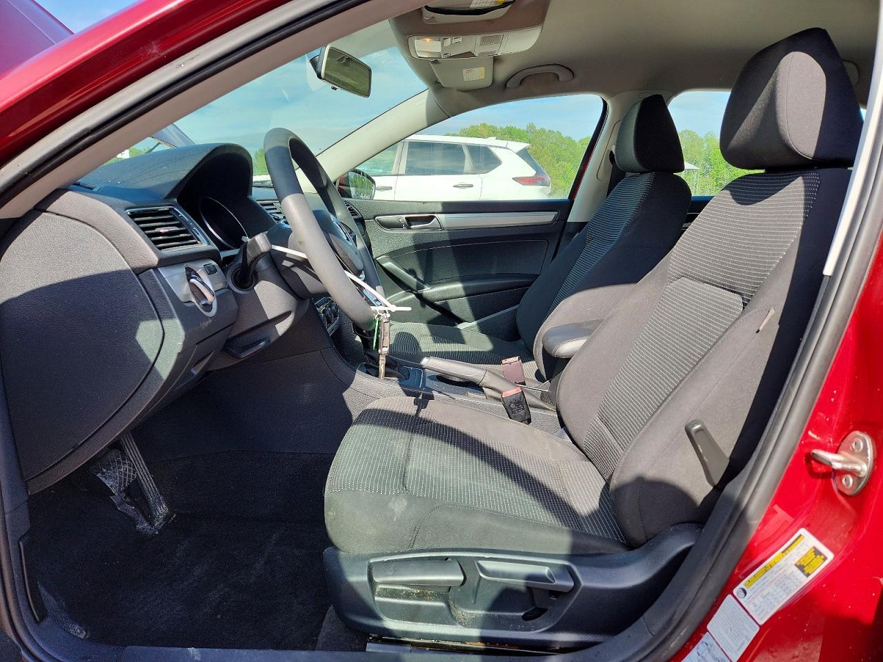2016 Volkswagen Passat S - Фото 7