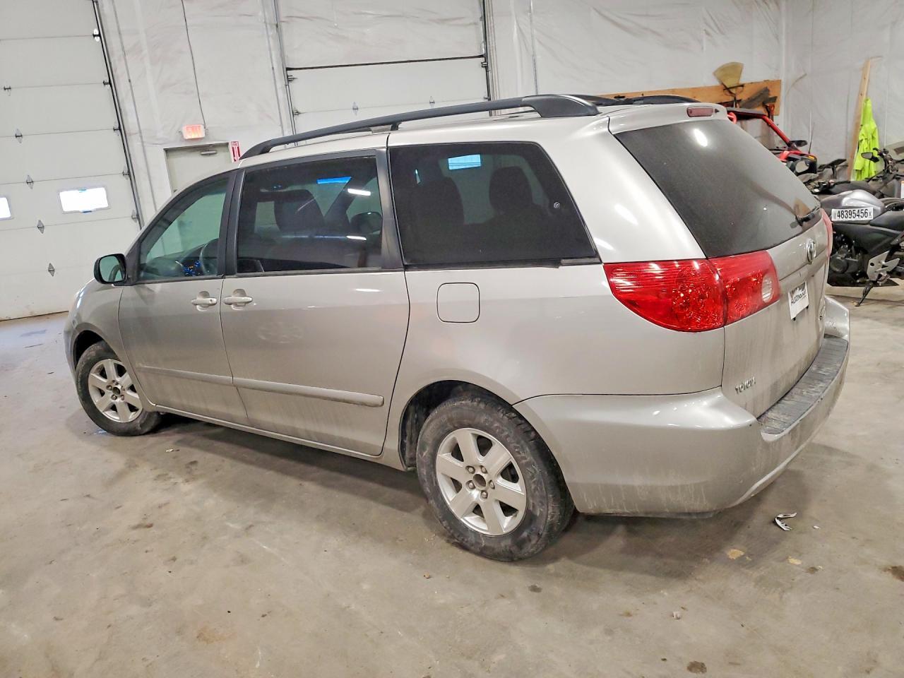 2010 Toyota Sienna Le 7-Passenger - Image 2