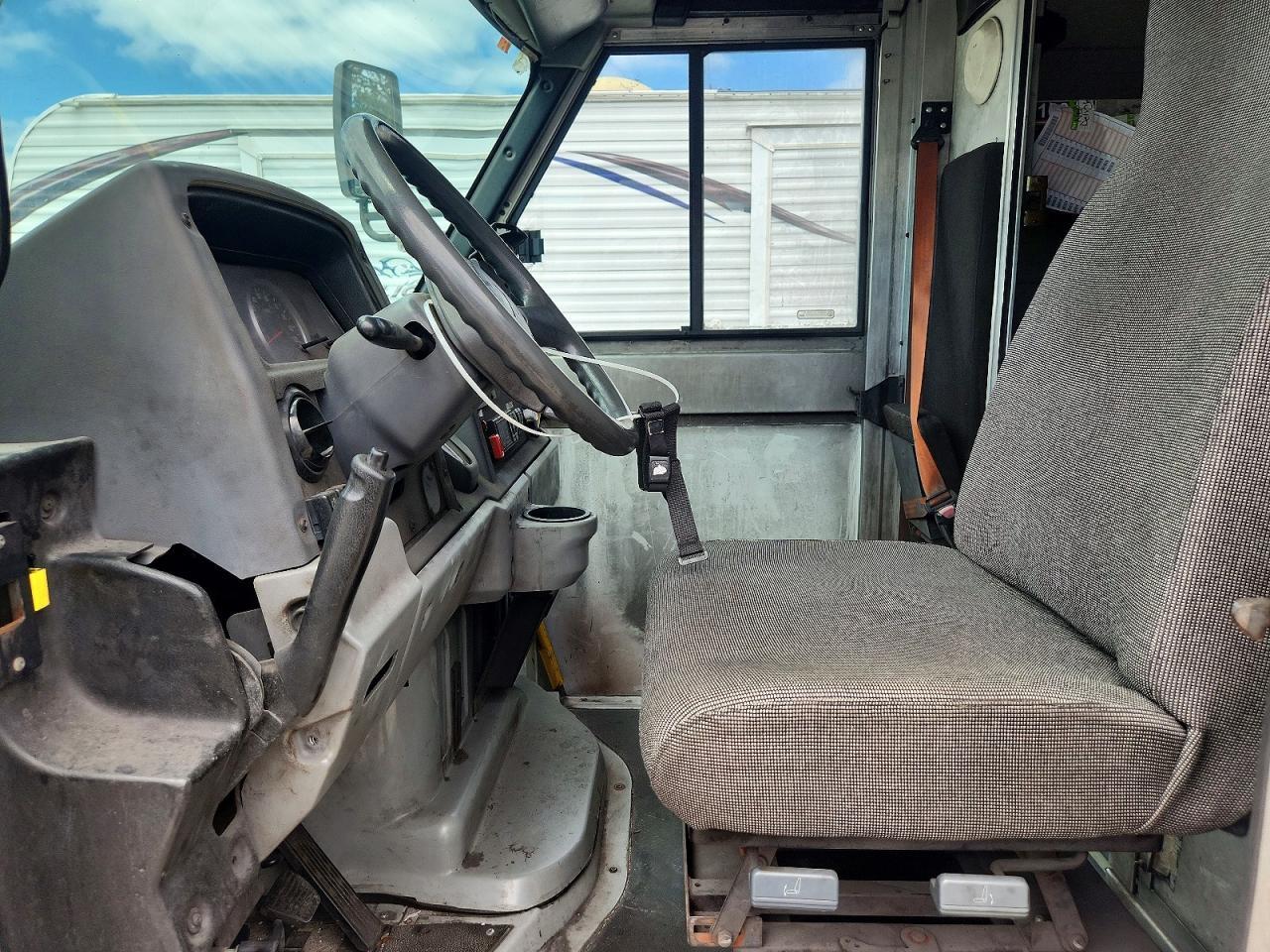 2013 Isuzu Npr Delivery Truck - Image 7